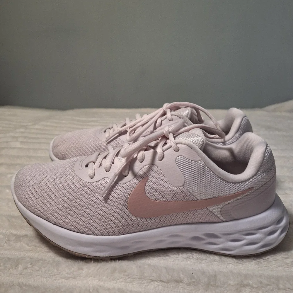 Nike Revolution 6 Running Shoe Sneaker Womens 7.5 Pale Pink Lightweight Comfort